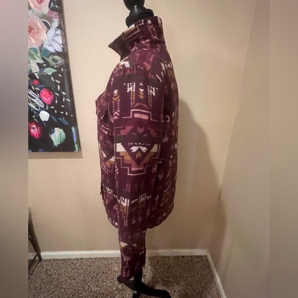 Ariat Southwest Geometric Print Shacket, quilted interior, size M - Picture 4 of 12